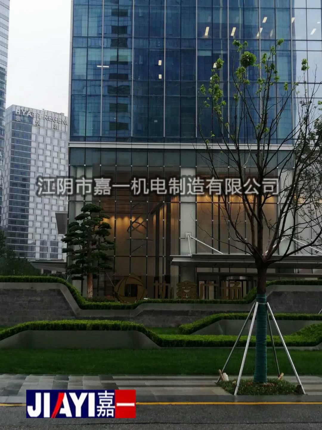 6月中旬，我司及時安排技術前往“協鑫廣場”為膠球清洗裝置調試，設備調試運行成功！